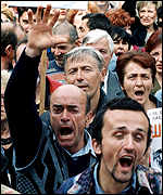 Lidé v ulicích požadovali Miloševičovo odstoupení