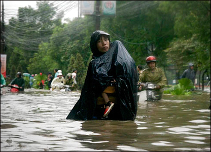 Một người mẹ đón con từ nhà trẻ về trên đường Nguyễn Chí Thanh