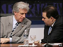 O presidente uruguaio Tabaré Vazques e o presidente de El Salvador Elias Saca no final da cúpula
