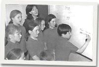 Rhai o ddisgyblion Ysgol Gynradd Aberaeron gyda'r Prifardd Mererid Hopwood.