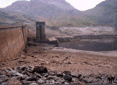 Porth argae Stwlan gyda'r llyn yn wag ar gyfer archwiliad.