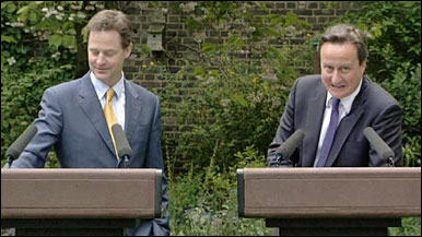 Клеґ і Камерон у саду на Даунінґ Стріт