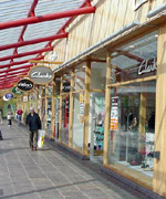 Siopau McCarthur Glen, Penybont-ar-Ogwr.