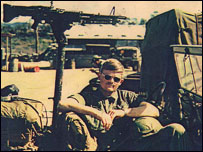 David Thomas ngồi trong xe Jeep tại Việt Nam năm 1969