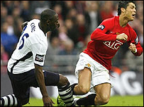 Ledley King vào bóng với Ronaldo