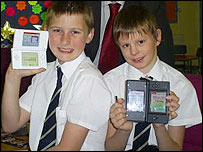 小学生玩电脑游戏