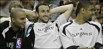 Manu Ginobili entre Tony Parker (izq.) y Tim Duncan