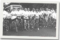 Y criw oedd yn codi arian