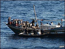 Lực lượng đặc nhiệm của Ấn Độ lên một chiếc thuyền bị nghi là của hải tặc