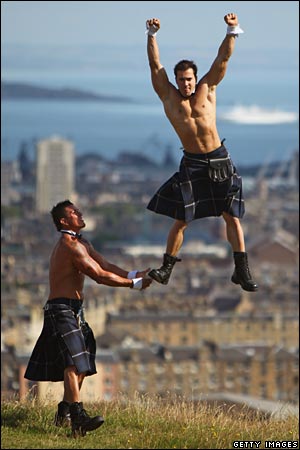 edinburghkiltedmen_getty.jpg
