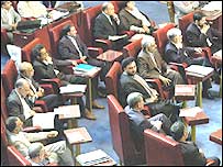 نمايندگان مجلس هفتم اگرچه برای همکاری با دولت محمد خاتمی اعلام آمادگی کرده اند اما در عمل چنين همکاری مشاهده نشده است