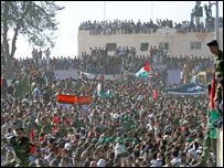 Arafat'ın Ramallah'taki karargahında toplanan Filistinliler