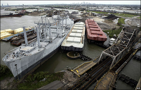 Tàu thuyền mất neo và bị xô dạt vì gió bão