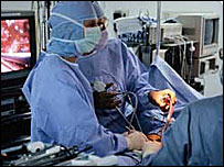 Thực hiện phẫu thuật