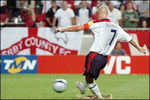 ديويد بکهام، کاپيتان تيم انگلستان يک پنالتی را از دست داد