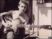 伊恩·詹姆斯当年弹奏老吉他