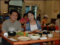 Lê Hải cùng đồng nghiệp người Hàn ở KBS