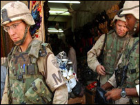 Soldados americanos fazem patrulha no Iraque