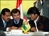 O ministro dos Esportes do Equador, Raúl Carrion (à esquerda), o ministro da Presidência da Bolívia, Ramón Quintana (centro) e o presidente da Bolívia, Evo Morales
