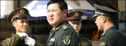 Sĩ quan biên phòng Trung Quốc ở một cửa khẩu với Việt Nam