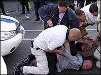 Polícia prende hooligan durante Euro 2000, na Bélgica