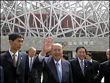 Ông Ngô Bá Hùng thăm sân vận động quốc gia