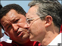Presidentes venezuelano, Hugo Chávez, e colombiano, Álvaro Uribe