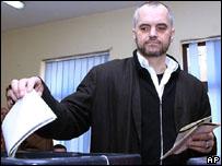 Edi Rama duke votuar