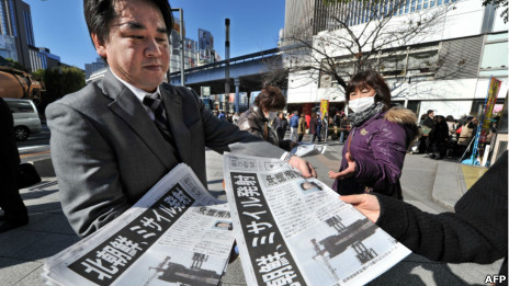 日本传媒印刷《号外》在东京街头上发放时，被众多市民围堵索取。