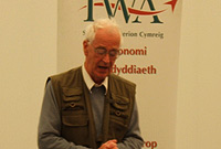 John Davies yn darlithio