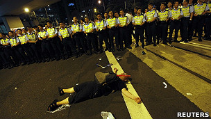 2011年民主派七一游行后一名示威者躺卧中环街头（2/7/2011）