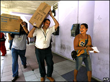 Người bán hàng ở Cuba bê máy tính cho khách