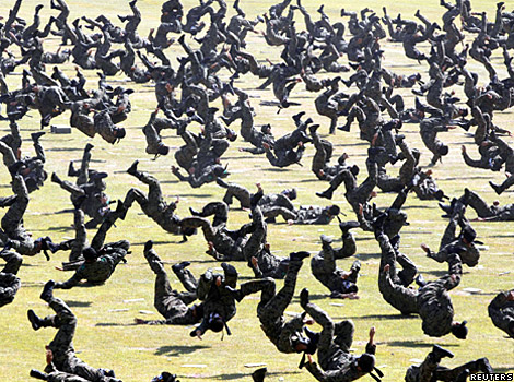 Hundreds of South Korean soldiers throw themselves on the floor during a training exercise.