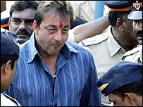 اداکار سنجے دت عدالت میں پیشی کے موقع پر