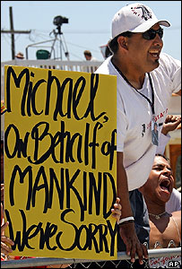 Những người hâm mộ bày tỏ ủng hộ với thần tượng của họ