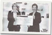 Iola Jones yn cyflwyno siec