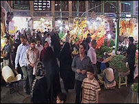 Rua do Cairo à noite, com movimento maior por causa do Ramadã