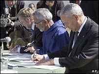 از چپ به راست: پاول وزير خارجه آمريکا، موتسفلد معاون نخست وزير گرينلند و مولر وزير خارجه دانمارک