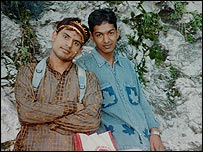 सतीश( दाहिए) अपने दोस्त के साथ