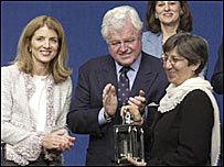 سیما سمر (راست) در حال دریافت "جایزه شهامت" در آمریکا