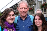 John Rowlands gyda'i ddwy ferch, Gwenno a mair