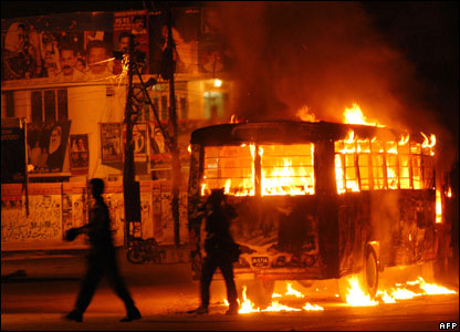 Pas lajmit për vdekjen e ish-kryeministres së Pakistanit, Benazir Bhutto, në një sulm vetvrasës, protestuesit dolën në rrugë dhe u vunë zjarrin makinave në Karaçi. 