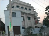 गोपालगंज के किसी गांव में बना घर