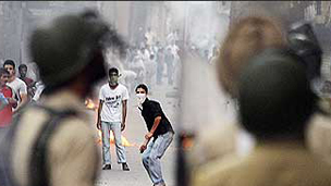 کشیمر میں نوجوانوں کے احتجاج کی ایک فائل فوٹو