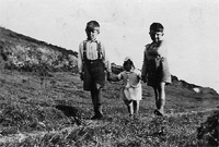 Robert a'i frawd a'i chwaer ar yr ynys tua 1935 (llun gan Ian Jolly)