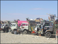 शरणार्थी शिविरों में संयुक्त राष्ट्र की गाड़ियाँ