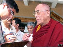 Dalai Lama conversa com jornalistas indianos