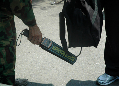 Kiểm tra an ninh trước khi vào khu vực tòa nhà chính phủ