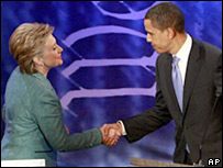 Hillary Clinton e Barack Obama se cumprimentam em debate