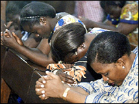 Católicos rezam pelo papa na Costa do Marfim